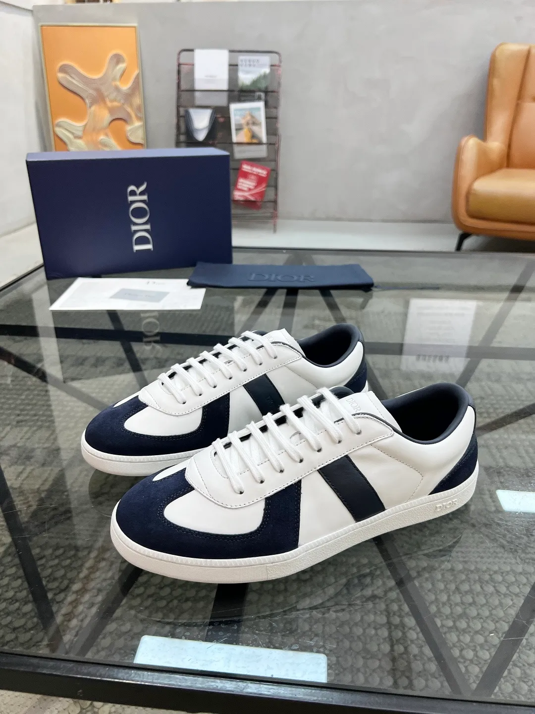 Factory price: 400💰🔍Top purchasing agent🇮🇹 Dior's super popular sneakers are available at the new counter simultaneously. The uppers are made from Italian original imported cowhide with cloth fabrics. The logo graphics are perfectly reproduced with complex craftsmanship that is necessary for fashionistas. Imported soft water-dyed cow lining and cowhide feet Sole: The original sole is specially provided by the original factory, the exclusive movable molded sole is super comfortable, the original factory follows the order, 🔍🔍high quality, you can enter and exit the counter at will, welcome to compare, the code number is 39-44 (order 38 45)